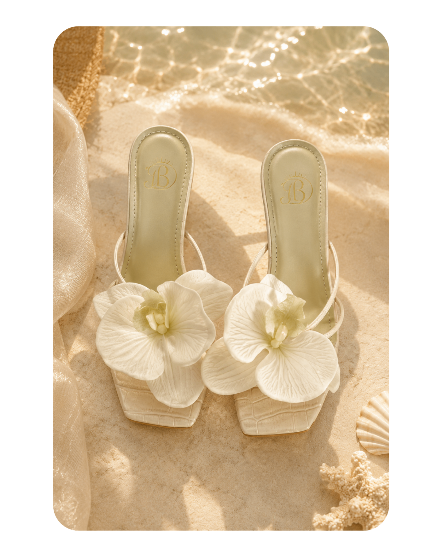 Sandalias de tacón con orquídea blanca sobre la arena